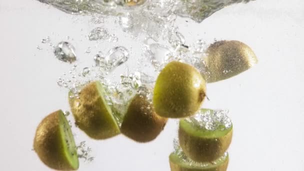 Kiwi Rodajas Cayendo Agua Deliciosa Fruta Kiwi Sobre Fondo Blanco — Vídeos de Stock