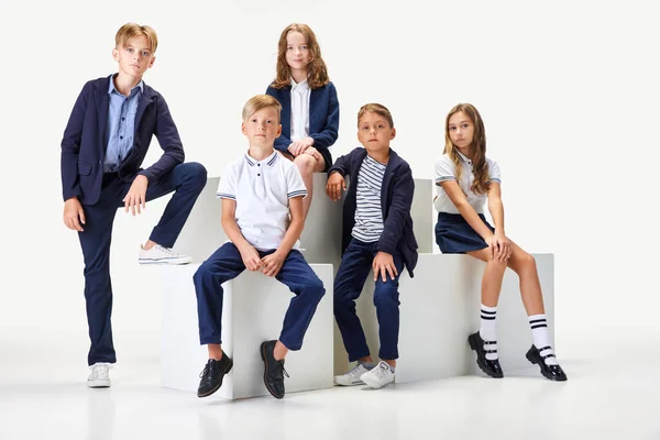 Група Красивих Дітей Хлопчиків Дівчат Стильному Одязі Шкільна Форма Білому — стокове фото
