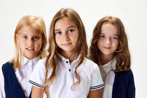 Crianças Bonitas Meninas Amigos Vestindo Uniforme Escolar Contra Fundo Estúdio — Fotografia de Stock