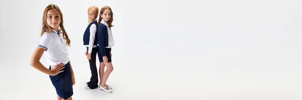 Drei Schöne Kinder Kleine Mädchen Freunde Schuluniform Stehen Vor Weißem — Stockfoto