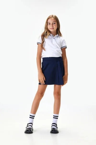 Ganztägiges Porträt Eines Positiven Schönen Schulmädchens Eines Kindes Stylischer Uniform — Stockfoto