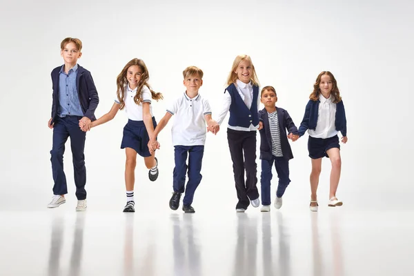 Eine Gruppe Stylischer Kinder Jungen Und Mädchen Schüler Schuluniform Die — Stockfoto