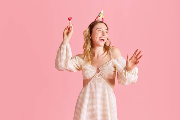 かわいいドレスで美しい若い女性 ピンクのスタジオの背景に対する誕生日を祝います よかった 人間の感情 ファッション パーティー お祝い セールス 広告の概念 — ストック写真