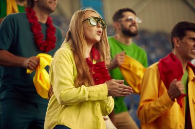 Gergin oyun anı. Heyecanlı ve endişeli gençler, stadyumdaki taraftarlar, maç sırasında favori takımı neşelendiriyorlar. Spor, kupa, dünya, takım, olay, rekabet, duygular, bahis kavramı