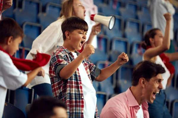 Ungdomar Och Barn Deltar Live Fotbollsmatch Högljutt Muntra Upp Favoritlag — Stockfoto