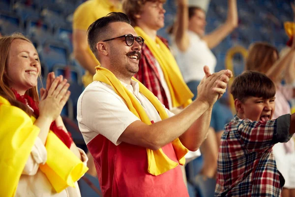 Winning Game Young People Football Fans Cheering Favourite Team Live — Stock Photo, Image