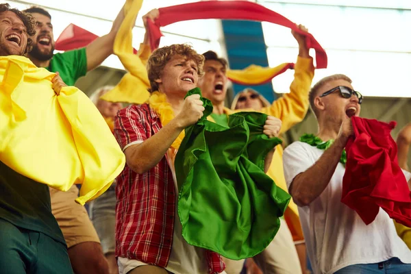 Gruppe Von Hafen Enthusiasten Die Fußballspiel Besuchen Emotional Schreien Jubeln — Stockfoto