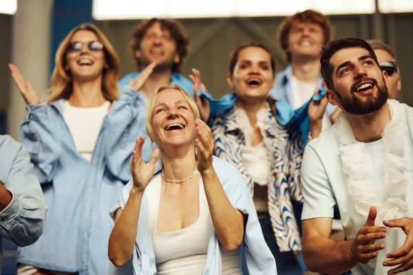 幸せを感じる 男性と女性 サッカーファンは試合中にスタジアムでお気に入りのチームを応援しています 勝った スポーツ ワールドカップ チーム イベント 選手権 賭けのコンセプト — ストック写真