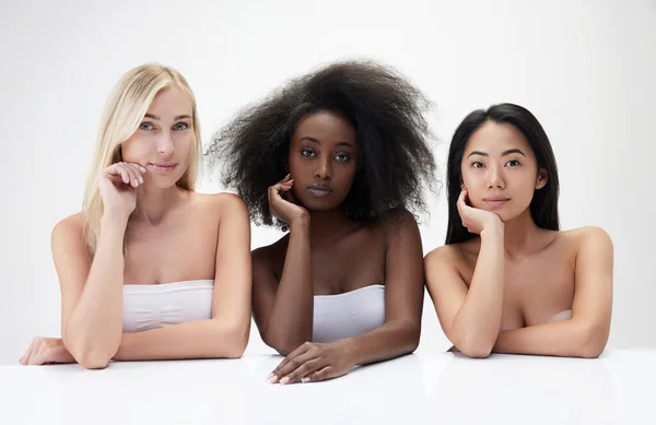 Portret Van Mooie Jonge Multiraciale Vrouwen Kaukasisch Aziatisch Afrikaans Tegen — Stockfoto