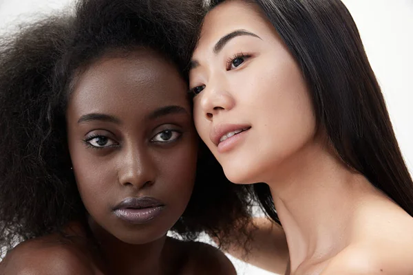 Beyaz Arka Planda Iyi Korunmuş Hassas Genç Afrikalı Asyalı Kadınların — Stok fotoğraf