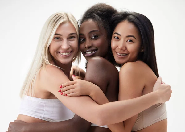 Mooie Jonge Vrouwen Van Verschillende Rassen Aziatisch Kaukasisch Afrikaans Kijkend — Stockfoto