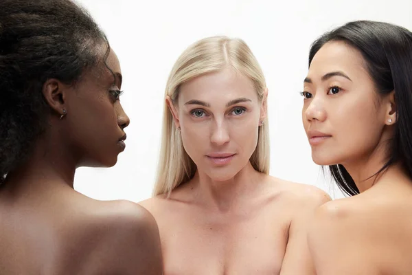 Multiraciale Schoonheid Drie Jonge Aziatische Blanke Afrikaanse Tedere Vrouwen Die — Stockfoto