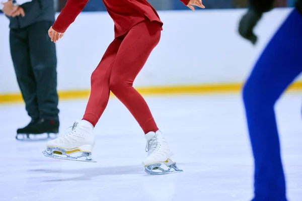 アイス リンク アリーナのスケートに足を描いた写真 コーチ フィギュアスケートアスリートトレーニングガール スケートを教える プロスポーツ スポーツスクール 広告の概念 — ストック写真