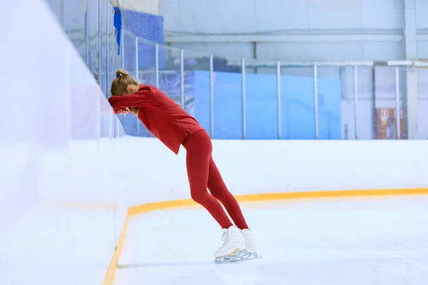 Fel Kihívások Csajszi Műkorcsolyázó Atléta Fáradtnak Kimerültnek Érzi Magát Jégpálya — Stock Fotó