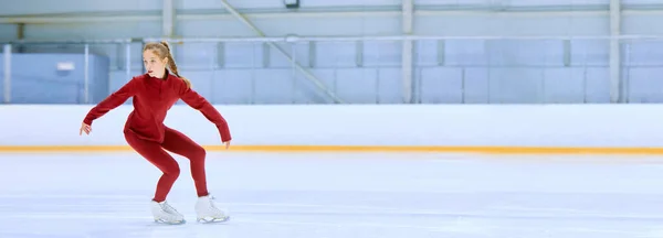 Utalentowana Skoncentrowana Dziewczyna Czerwonej Odzieży Sportowej Sportowy Łyżwiarz Figurowy Ruchu — Zdjęcie stockowe