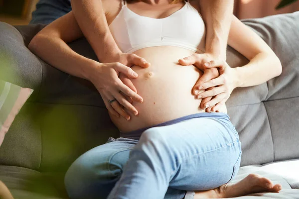 Oříznutý Obraz Mužských Ženských Rukou Břiše Těhotných Žen Mladý Pár — Stock fotografie