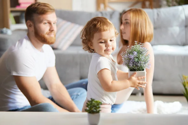 Vackert Ungt Par Föräldrar Som Umgås Med Liten Flicka Dotter — Stockfoto