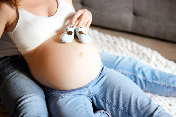 Péče Láska Podpora Oříznutý Obrázek Těhotných Ženských Břicha Malými Botami — Stock fotografie