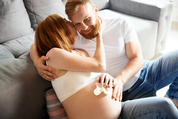 Mutlu Genç Adam Kadın Bebek Bekleyen Çift Hamile Bir Kadın — Stok fotoğraf