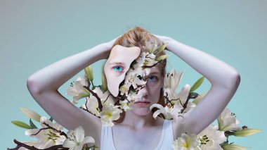 İç dünya ve duygular. Vücudunun etrafında çiçekler açan genç bir kız. Çağdaş sanat kolajı. Çiçek estetiği kavramı, doğal güzellik, ilham, soyut sanat, reklam.