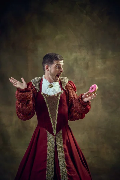 Künstlerischer Junger Mann Königliche Person Frauenkleid Die Auf Rosa Donut — Stockfoto