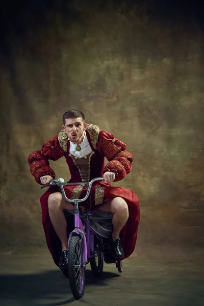 Junger Mann Mittelalterliche Königliche Person Frauenkleidern Auf Einem Kleinen Fahrrad — Stockfoto
