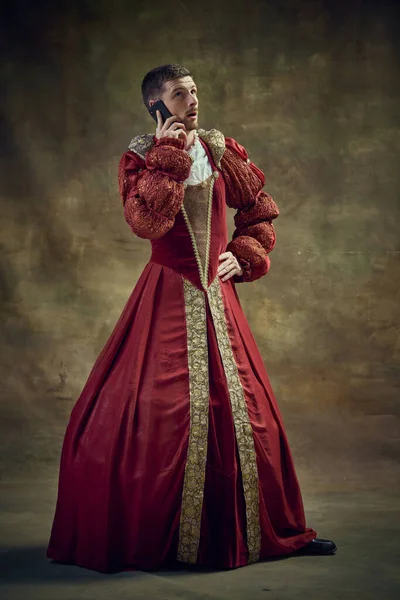Junger Mann Bild Einer Mittelalterlichen Königlichen Person Die Weibliche Kleidung — Stockfoto