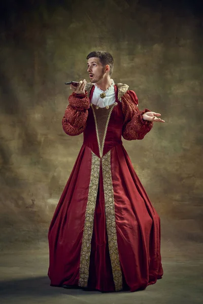Junger Mann Bild Einer Mittelalterlichen Königlichen Person Die Weibliche Kleidung — Stockfoto