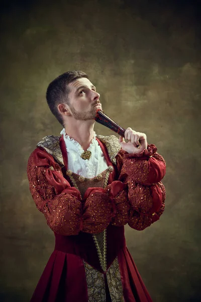 Nachdenklicher Junger Mann Mittelalterlicher Prinz Frauenkleid Mit Fächer Vor Altehrwürdigem — Stockfoto