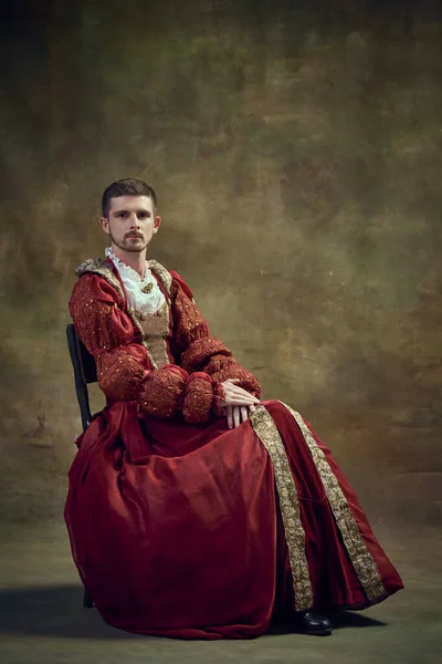 Történelmi Ábrázolás Elegáns Fiatal Középkori Herceg Gyengéden Női Ruhában Sötét — Stock Fotó