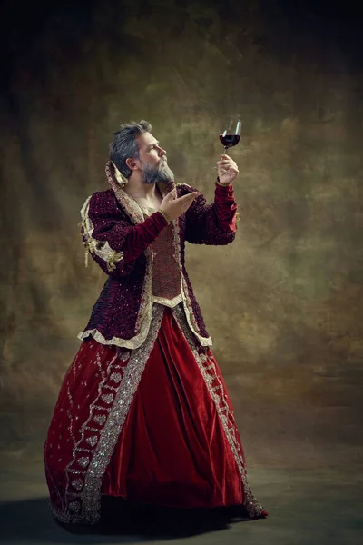 Grauhaariger Mittelalterlicher König Frauenkleidern Der Vor Historischem Hintergrund Ein Glas — Stockfoto