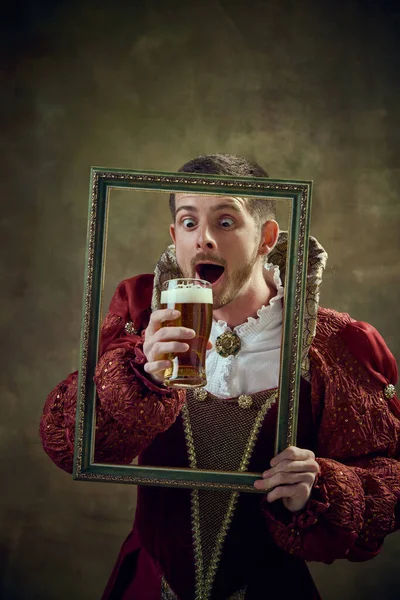 Mittelalterliche Königliche Person Prinz Frauenkleid Mit Bilderrahmen Und Bier Vor — Stockfoto