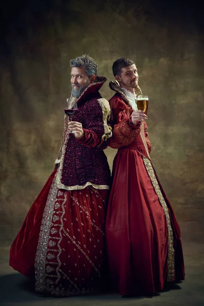 Wein Oder Bier Renaissance Royale Personen Frauenkleidern Stehen Mit Einem — Stockfoto