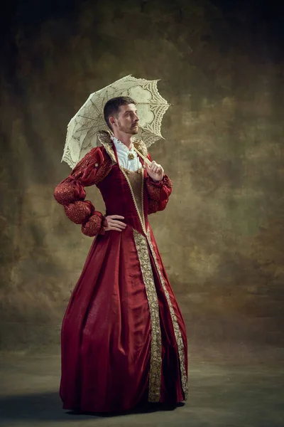 Geschlechternormen Mittelalterlicher Prinz Adliger Frauenkleidern Und Regenschirm Vor Altehrwürdigem Grünem — Stockfoto