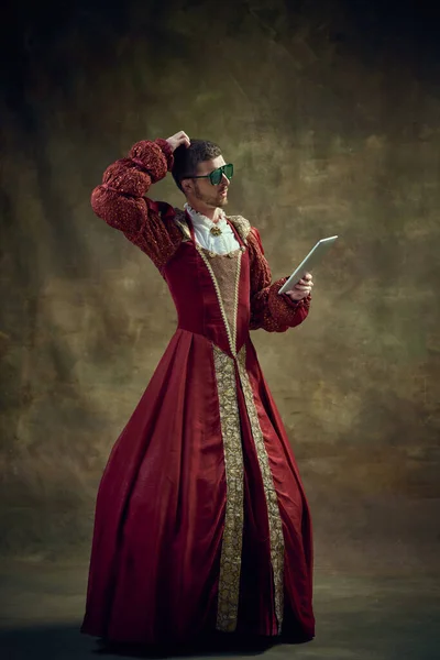 Uomo Elegante Immagine Del Principe Medievale Abito Femminile Guardando Tablet — Foto Stock