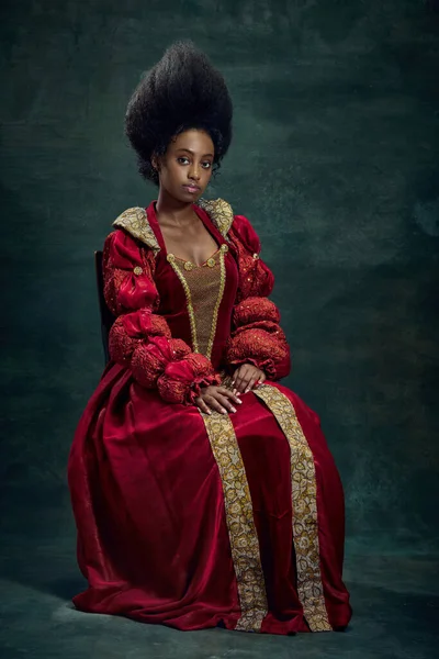 Porträt Einer Schönen Jungen Afrikanerin Mittelalterliche Prinzessin Vintage Kleid Sitzend — Stockfoto