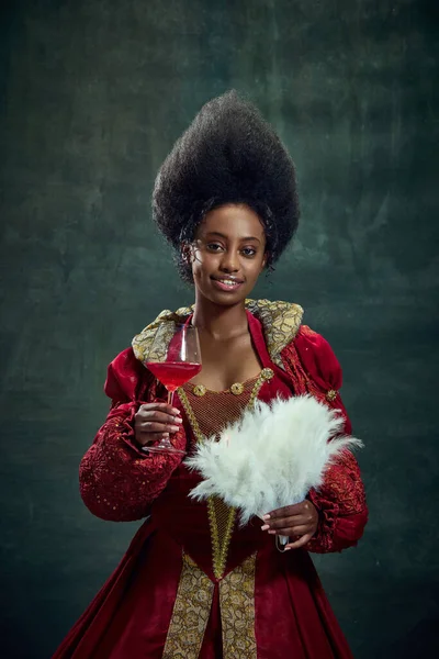 Ortaçağ Kraliyet Mensubu Gülümseyen Afrikalı Genç Bir Kadın Fanatik Giyinmiş — Stok fotoğraf