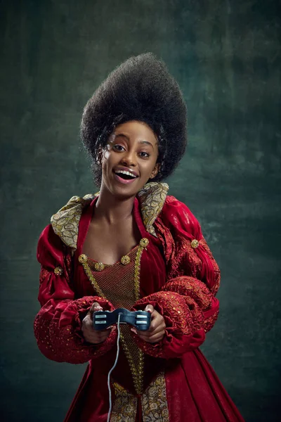 Glückliche Lächelnde Junge Afrikanerin Prinzessin Eleganten Roten Kleid Die Online — Stockfoto