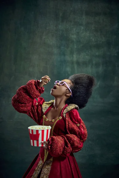 电影之夜非洲少女中世纪公主吃爆米花的背景是古色古香的绿色历史描写 美与时尚的概念 时代的比较 — 图库照片