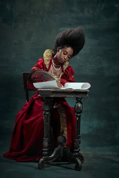 Zarte Junge Frau Mittelalterliche Königliche Person Tisch Sitzend Und Brief — Stockfoto