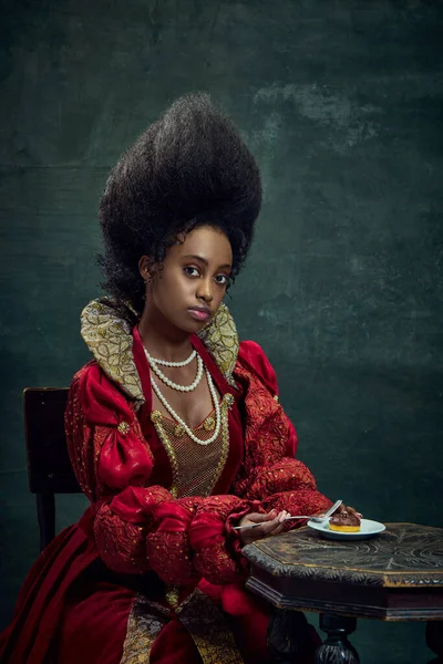Junge Afrikanerin Mittelalterliche Königin Prinzessin Roten Kleid Die Süßigkeiten Isst — Stockfoto