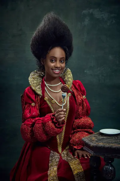 Mujer Africana Joven Reina Medieval Princesa Vestido Rojo Comiendo Dulces — Foto de Stock