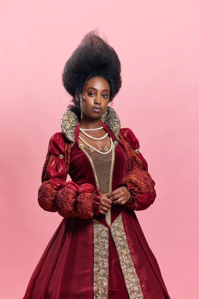 Porträt Einer Schönen Jungen Afrikanerin Mittelalterliche Prinzessin Vintage Kleid Die — Stockfoto