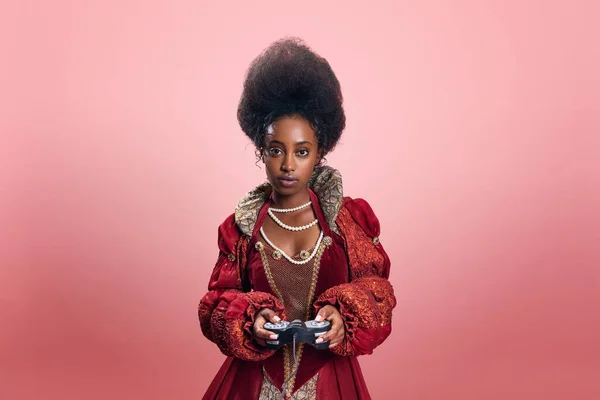 Junge Afrikanerin Prinzessin Eleganten Roten Kleid Die Online Spiele Mit — Stockfoto