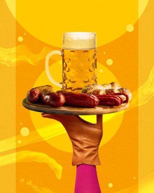 Bira köpüklü kupa ve sarı arka planda çizmeleri olan dişi bacağında ızgara sosis. Çağdaş sanat kolajı. Geleneksel festival, alkol içeceği, Ekim Festivali kavramı. Pankart, poster, reklam
