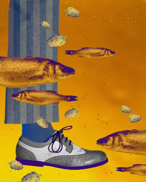男性の足と魚の周りのクリエイティブなシュールなデザイン ビールと魚の食欲 現代アートコラージュ 伝統的な祭り アルコール飲料 パーティーの概念 バナー ポスター — ストック写真