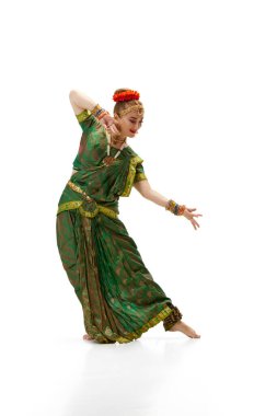 Çekici, yetenekli, Hintli kostümlü sanatçı kadın beyaz stüdyo arka planında Hint dansı yapıyor. Güzellik, moda, Hindistan, gelenekler, yaşam tarzı, koreografi, sanat. Ad