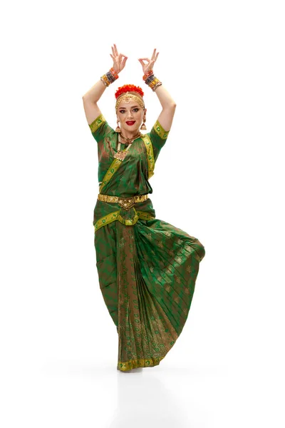 Krásná Elegantní Mladá Žena Tradičních Indických Šatech Tančící Bílém Pozadí — Stock fotografie