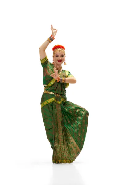 Молодая Красивая Женщина Традиционном Индийском Платье Макияж Танцы Белом Фоне — стоковое фото