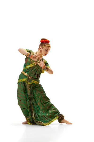 Piękna Elegancka Młoda Kobieta Tradycyjnej Indyjskiej Sukience Tańcząca Białym Tle — Zdjęcie stockowe
